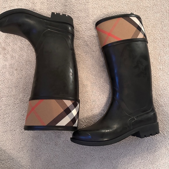 Barely worn Burberry Rain boots - Picture 3 of 5